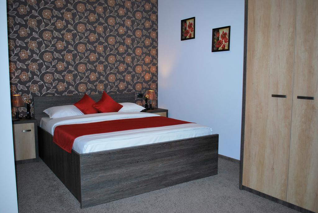Harmonie Radauti Hostel Phòng bức ảnh